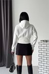 Neşeli butik kadın beyaz 3 iplik şardonlu kapüşonlu fermuarlı crop sweatshirt NBG6224