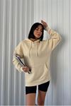 Neşeli butik kadın bej kapüşonlu kanguru cepli üç iplik sweatshirt FVR002